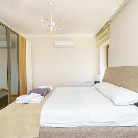 Tarus Mara Villa *