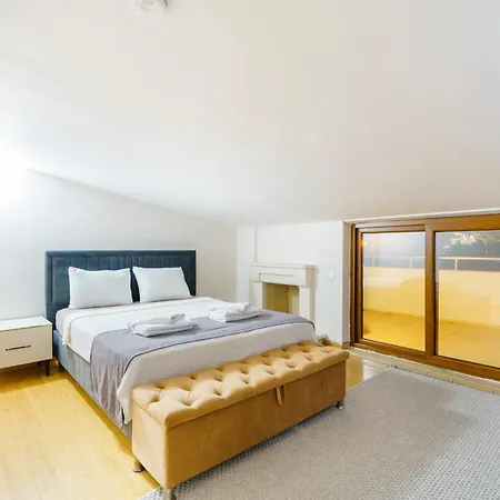 Tarus Mara Villa *