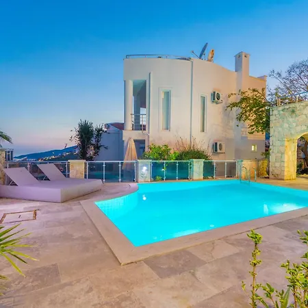 Tarus Mara Villa *