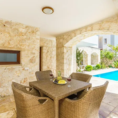 Tarus Mara Villa *